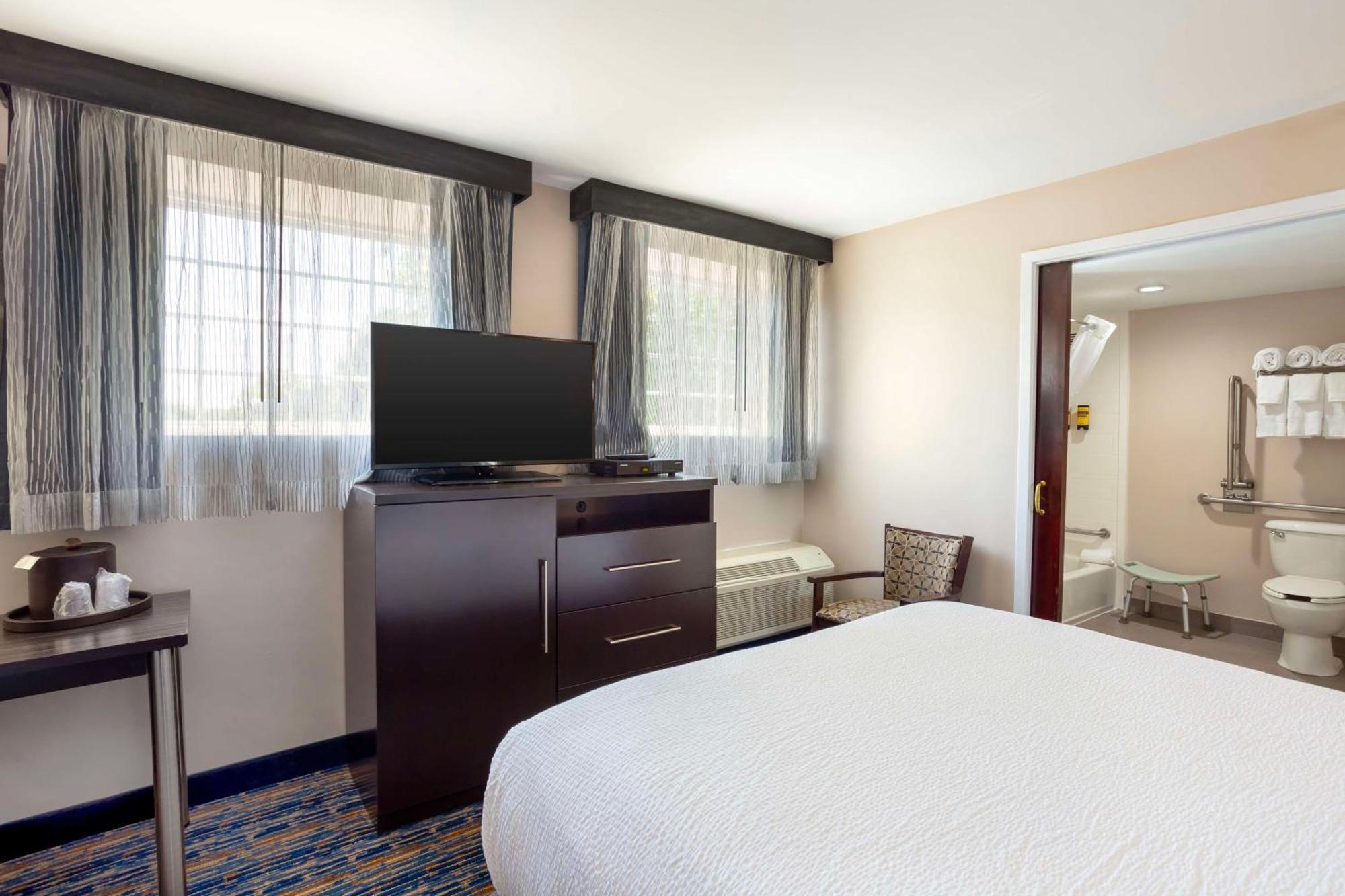 Best Western Plus Fairfield Hotel Екстер'єр фото